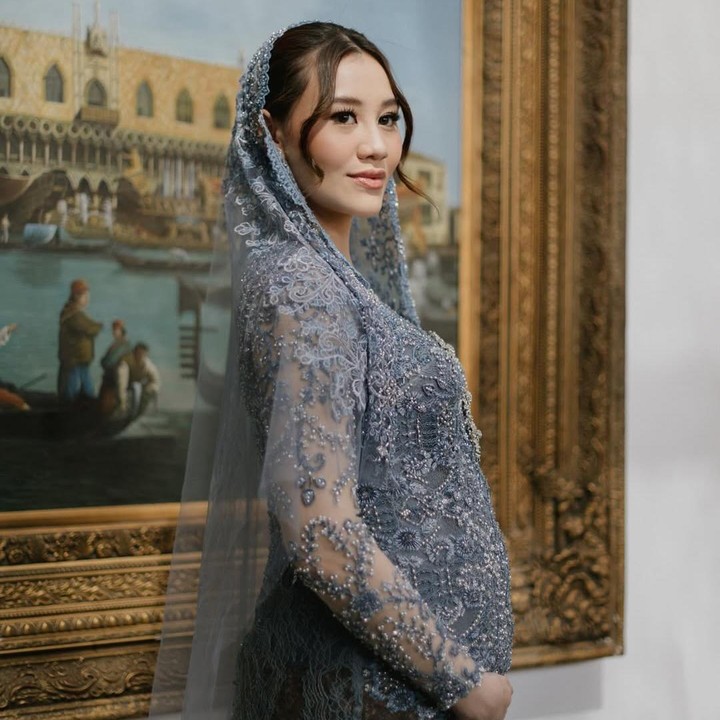 <p>Di Acara Tasyakuran ini, Aaliyah tampil cantik mengenakan kebaya brokat berwarna biru muda dan kain jarik bernuansa warna cokelat. Dalam balutan kebaya ini, Aaliyah memamerkan <em>baby bump</em> kehamilannya yang sudah memasuki trimester akhir. (Foto: Instagram @aaliyah.massaid)</p>