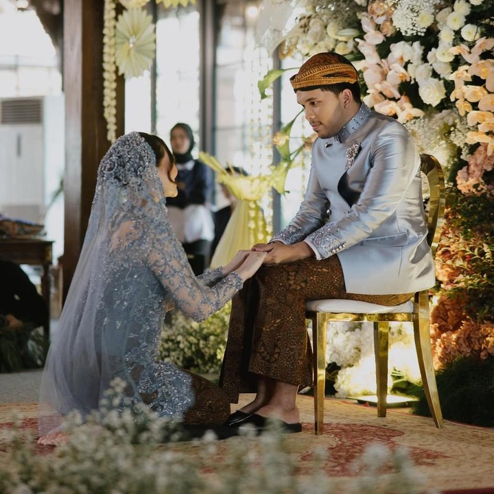 <p>Selain siraman, Aaliyah dan Thariq juga melakukan prosesi sungkeman. Aaliyah terlihat melakukan sungkem ke suaminya sebelum acara siraman dimulai. Dalam acara mitoni, sungkeman dilakukan untuk memohon doa restu agar kehamilan lancar dan bayi di dalam kandungan tumbuh sehat. (Foto: Instagram @aaliyah.massaid)</p>