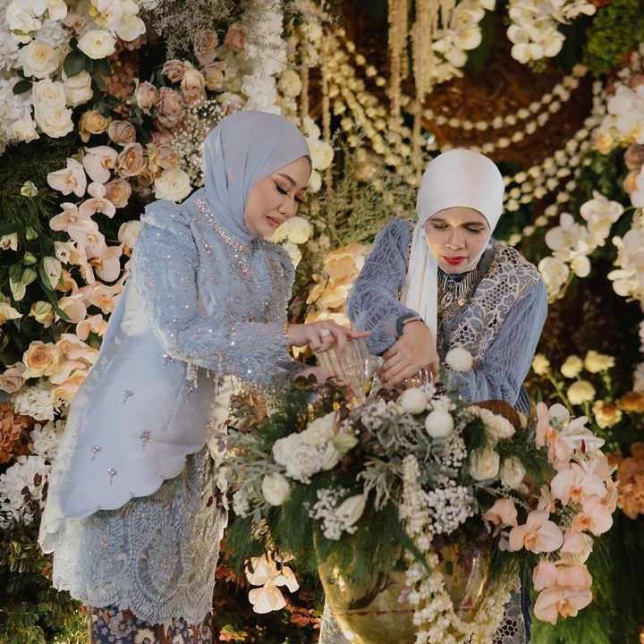 <p>Ibunda Aaliyah dan Thariq, yakni Reza Artamevia dan Geni Faruk, juga ikut serta menjalani serangkaian prosesi mitoni. Kedunya terlihat kompak mengenakan kebaya berwarna senada. (Foto: Instagram @aaliyah.massaid)</p>