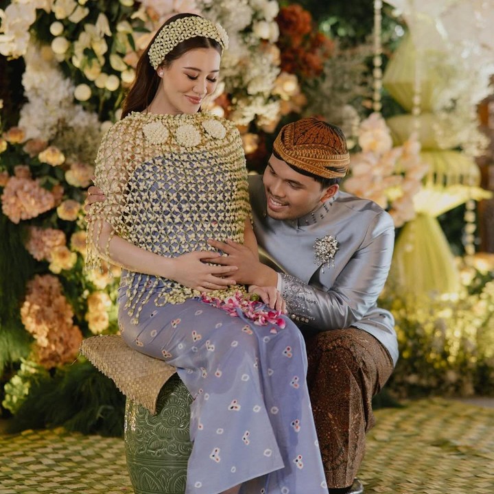 <p>Acara tasyakuran dan mitoni kehamilan pertama Aaliyah ini memang dilangsungkan dengan mengusung adat Jawa. Aaliyah menjalani prosesi siraman yang merupakan simbol pembersihan diri, baik fisik maupun jiwa. Siraman air dalam prosesi ini dilakukan oleh sang suami dan keluarga inti dari Aaliyah dan Thariq. (Foto: Instagram @aaliyah.massaid)</p>