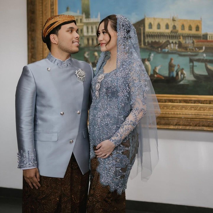 <p>Pasangan artis Aaliyah Massaid dan Thariq Halilintar baru saja menggelar acara tasyakuran dan mitoni tujuh bulan kehamilan pertama. Acara ini berlangsung tertutup dan hanya dihadiri oleh keluarga dan kerabat dekat. (Foto: Instagram @aaliyah.massaid)</p>