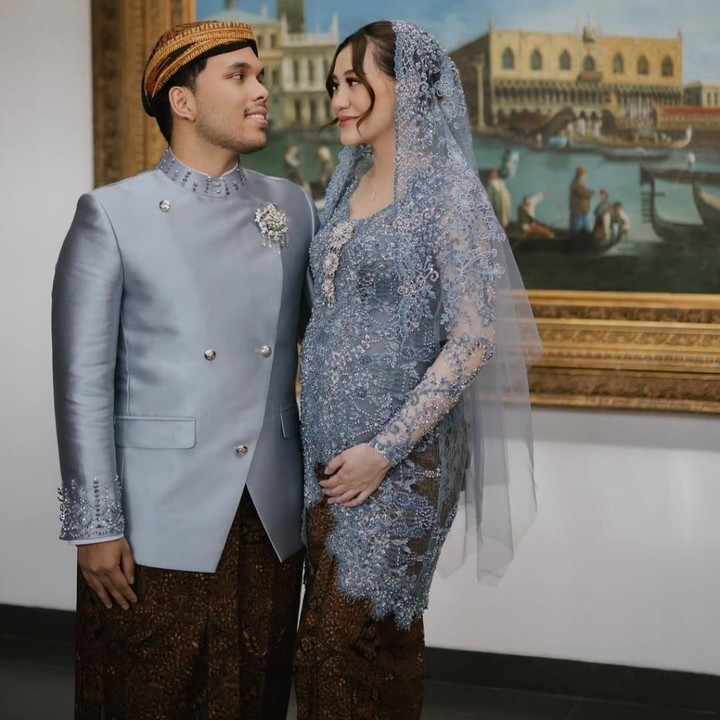 <p>Aaliyah Massaid baru saja merayakan momen 7 bulanan kehamilan. Berbalut kebaya Jawa brokat biru muda dan jarik cokelat, Aaliyah berhasil menerima pujian berkat penampilannya yang menawan, Bun! (Foto: Instagram @aaliyah.massaid)</p>