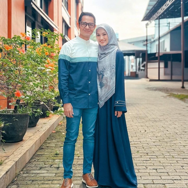 <p>Alyssa dan Dude sendiri merayakan hari jadi pernikahan yang ke-11 bertepatan pada bulan Ramadhan. Tidak ingin mengadakan perayaan mewah, keduanya justru merayakannya secara sederhana yakni dengan membeli takjil. (Foto: Instagram: @ichasoebandono @dude2harlino)</p>