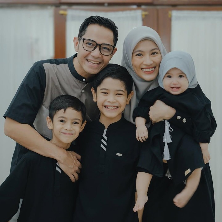 <p>Alyssa Soebandono dan Dude Harlino menikah pada 22 Maret 2014. Rumah tangga mereka kemudian diwarnai dengan kehadiran tiga anak yang terdiri dari dua anak laki-laki dan satu anak perempuan. (Foto: Instagram@dude2harlino@ichasoebandono)</p>