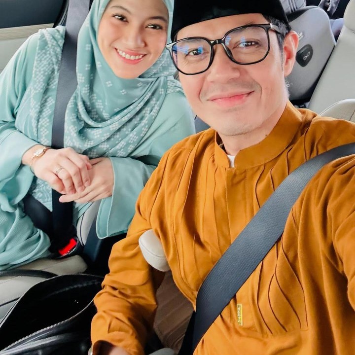 <p>"MasyaAllah, 22 Maret 2025, 11 tahun bersama, semoga Allah Ta'ala terus jaga dan bimbing setiap langkah dan nafas kita, Amiin ya Rabb. <em>Wedding anniversary,</em> kita jalan-jalan sambil nyari takjil buka puasa (gemblong, bubur candil, dan es campur)," tulis Dude seraya menyisipkan emotikon hati. (Foto: Instagram: @ichasoebandono @dude2harlino)</p>