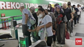 FOTO: Antusias Warga Naik MRT Gratis