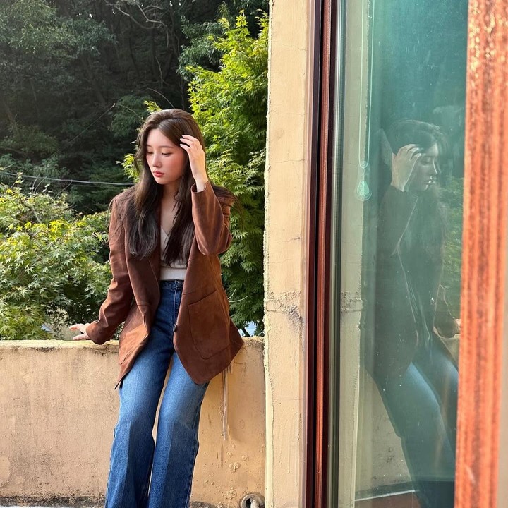 <p>Kemudian ada artis Korea Selatan, Jung Chae Yeon. Bintang drama Korea <em>Family By Choice</em> ini tampil kasual dengan <em>clean outfit</em>, seperti celana jeans <em>bootcut</em>, atasan putih, dan blazer cokelat. (Foto: Instagram @j_chaeyeoni)</p>