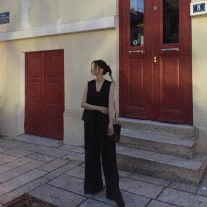 <p>Sementara itu bintang drama Korea <em>Love Next Door</em>, Jung So Min, terlihat simpel tapi tetap <em>stylish</em> dengan <em>loose pants</em> dan <em>vest</em> berwarna hitam. (Foto: Instagram @somin_jj)</p>