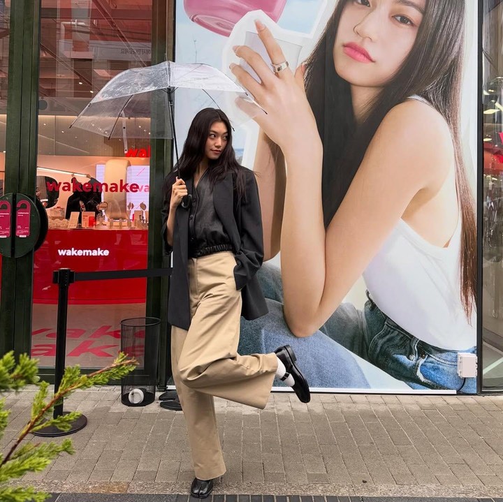 <p>Lalu ada artis drama Korea <em>One the Woman</em>, Kim Do Yeon. Ia mengenakan <em>loose pants</em> berwarna khaki, atasan dan blazer hitam, (Foto: Instagram @lafilledhiver_)</p>