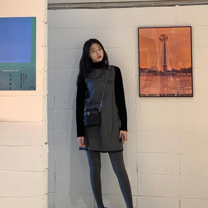 <p>Lalu ada bintang drama Korea <em>Light Shop</em>, Kim Seol Hyun. Jika Bunda ingin tampil feminin namun simpel, bisa tiru <em>clean outfit</em> sang artis. Ia mengenakan <em>sleeveless dress</em> dipadu kaus hitam dan <em>stocking</em> abu-abu. (Foto: Instagram @s2seolhyuns2)</p>
