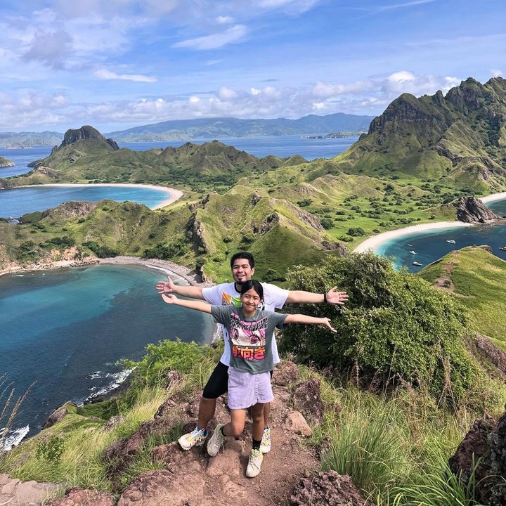 <p>Belum lama ini, keduanya pun baru saja berlibur ke Labuan Bajo. Pria 41 tahun ini mengabadikan momen bersama sang putri di salah satu tempat populer di sana. Ia pun menambahkan <em>caption</em> postingan dengan emoticon gunung dan hati berwarna merah. (Foto: Instagram@bams_1606)</p>