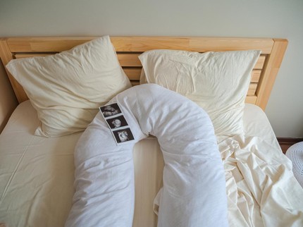 Amankah bila Bumil Tidur Tengkurap di Bantal Hamil dengan Bolong di Tengah?