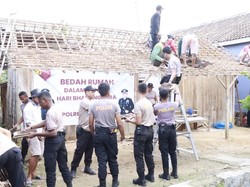 Semangat Polres Rembang Bedah Rumah Sumarmi di Desa Turusgede