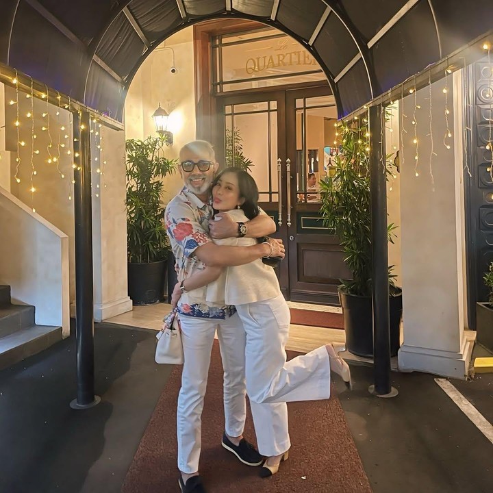 <p>Bunga mengaku sebenarnya sulit untuk bersikap romantis. Namun, ia yakin sang suami dapat merasakan kasih sayang yang selama ini diberikannya. “Mungkin aku gak tau lagi mau buat kata-kata apa karena aku bukan seorang penulis & aku seorang wanita berzodiak Aries yg rasanya sulit untuk bersikap romantis , tapi aku yakin kamu merasakan rasa sayang aku kepada kamu hihii.” (Foto: Instagram@bungazainal05)</p>