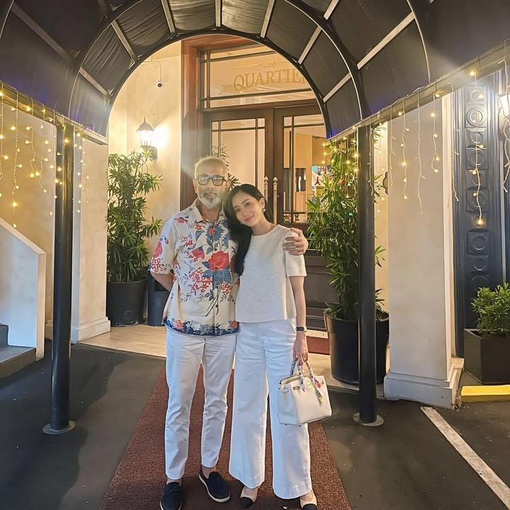 <p>Aktris cantik satu ini baru saja merayakan ulang tahun sang suami dengan makan malam elegan bersama kedua putranya. Momen itu dibagikan langsung olehnya melalui beberapa foto yang diunggah di akun Instagram. (Foto: Instagram@bungazainal05)</p>