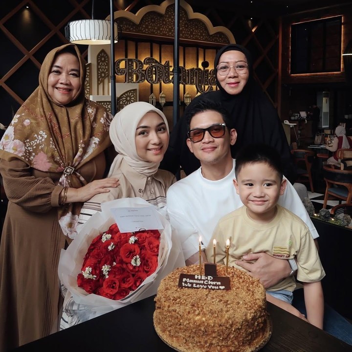 <p>Citra Kirana merayakan ulang tahunnya secara sederhana bersama keluarga intinya, termasuk ibundanya dan ibu mertuanya. Artis yang akrab disapa Ciki ini memilih sebuah restoran untuk merayakan hari spesialnya itu, Bunda. (Foto: Instagram @citraciki/ @thereal_rezkyadhitya)</p>