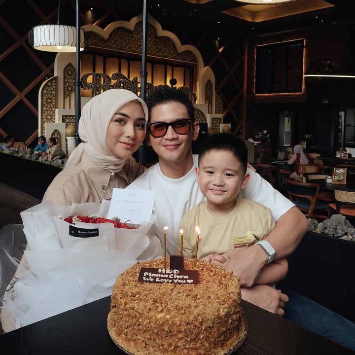<p>Rezky Aditya dan sang putra memberi kejutan buket bunga mawar merah cantik untuk hadiah ulang tahun Citra Kirana. Buket bunga ini bertuliskan ucapan selamat ulang tahun untuk sang aktris. (Foto: Instagram @citraciki/ @thereal_rezkyadhitya)</p>