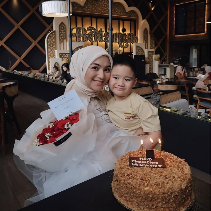 <p>Ucapan dan doa tak lupa disampaikan oleh Rezky Aditya untuk sang istri. Dalam foto yang diunggahnya, aktor 40 tahun ini juga mengungkapkan rasa cintanya untuk Citra Kirana yang resmi dipinangnya lima tahun lalu. "<em>Hapibesday</em> mama @citraciki yang ke 31tahun. Doa2 terbaik aku selalu minta sama Allah swt buat kamu yang.<em>.I Love You So Much</em> @citraciki," tulis Rezky Aditya. (Foto: Instagram @citraciki/ @thereal_rezkyadhitya)</p>