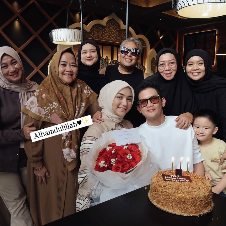 <p>Melalui unggahan di Instagram, Citra Kirana menuliskan ungkapan rasa syukurnya bisa merayakan ulang tahun bersama keluarga tercinta. "Tiga puluh satu <em>alhamdulillah</em>," tulisnya dalam unggahan ini. (Foto: Instagram @citraciki/ @thereal_rezkyadhitya)</p>