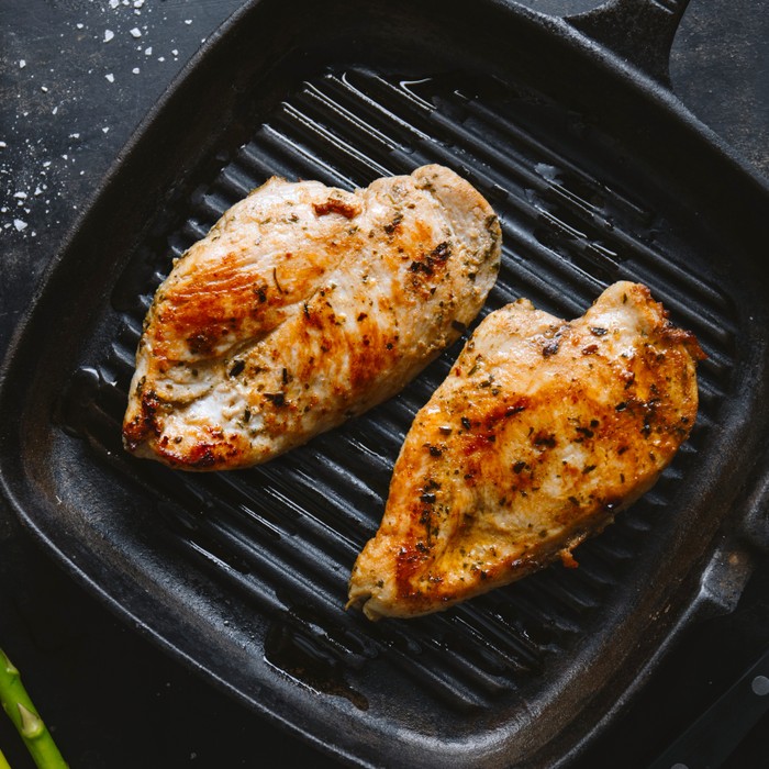 Protein berfungsi untuk membangun otot dan membuat seseorang merasa kenyang, sehingga mencegah makan berlebihan dan keinginan untuk mengonsumsi makanan olahan. Oleh karena itu, mengonsumsi protein bisa menjadi salah satu cara untuk membantu penurunan berat badan.