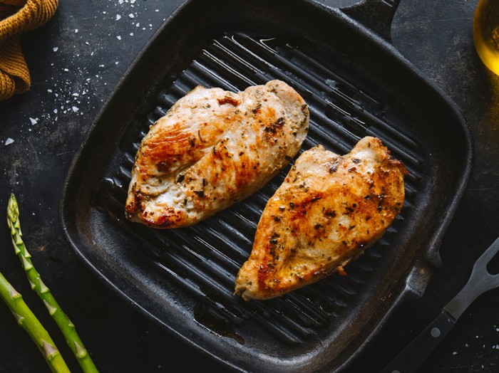 Protein berfungsi untuk membangun otot dan membuat seseorang merasa kenyang, sehingga mencegah makan berlebihan dan keinginan untuk mengonsumsi makanan olahan. Oleh karena itu, mengonsumsi protein bisa menjadi salah satu cara untuk membantu penurunan berat badan.