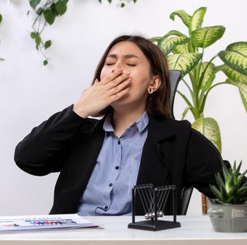 Selain Kurang Tidur, Ternyata Ini 3 Alasan Orang Sering Menguap pada Siang Hari