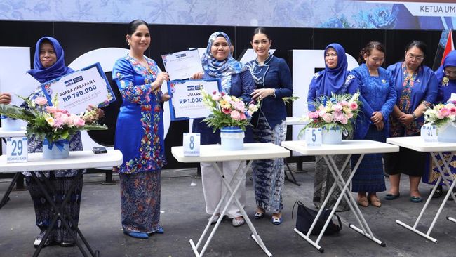 Seorang wanita disabilitas asal Depok, Jawa Barat menjadi juara III dalam lomba merangkai bunga yang digelar Partai Demokrat dalam memperingati Hari Kartini.