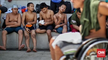 Update Eksklusif Olahraga CNN : FOTO: 130 Atlet Disabilitas Berlaga di Kejuaraan Para Renang