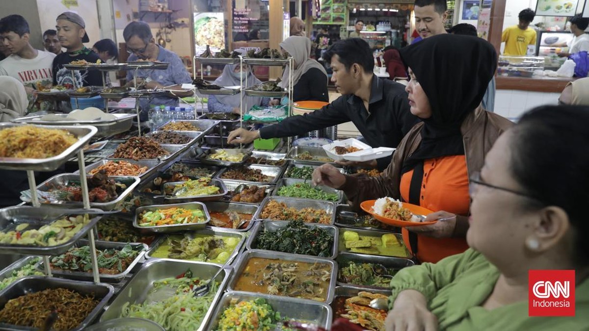 FOTO: Berburu Makan Siang di Blok M saat Hari Kerja