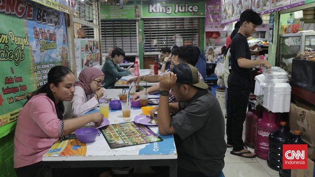 Karyawan kantoran berburu makan siang saat jam istirahat di kafetaria kawasan Blok M, Jakarta, Kamis, 24 April 2025. Banyaknya pilihan makanan dan minuman di kafetaria ini selalu dipenuhi pekerja kantoran saat jam istirahat. (CNN Indonesia/Safir Makk