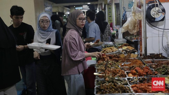 FOTO: Berburu Makan Siang di Blok M saat Hari Kerja