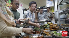 FOTO: Berburu Makan Siang di Blok M saat Hari Kerja