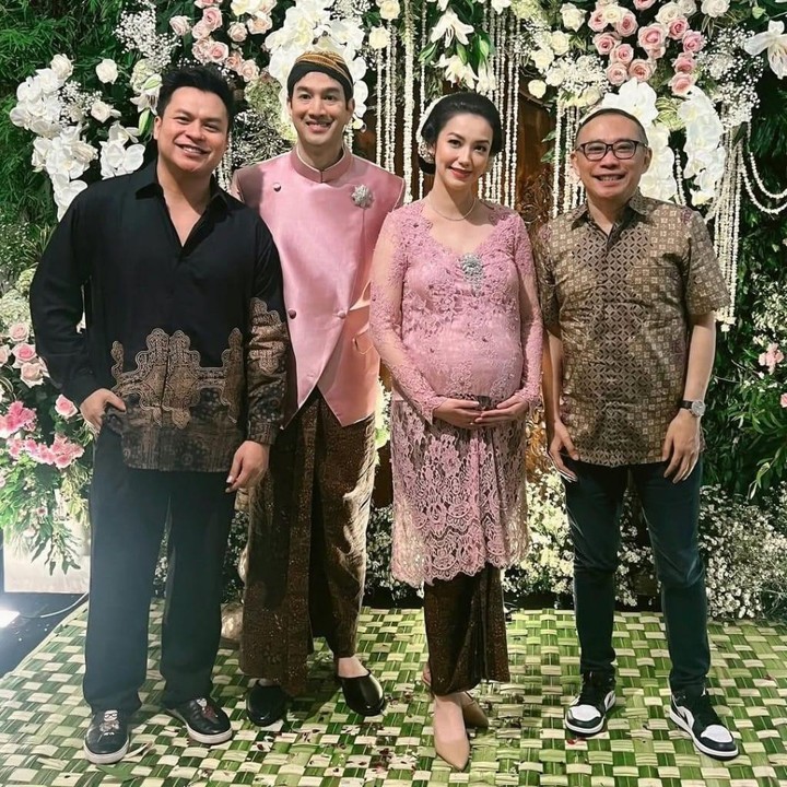 <p>Mengusung adat Jawa kental, model kebaya ibu hamil yang dikenakan aktris Velove Vexia bisa menjadi inspirasi Bunda berikutnya! Artis satu ini memilih kebaya brokat dengan sentuhan warna pink feminin yang begitu anggun. (Foto: Instagram @ryanogilvy)</p>