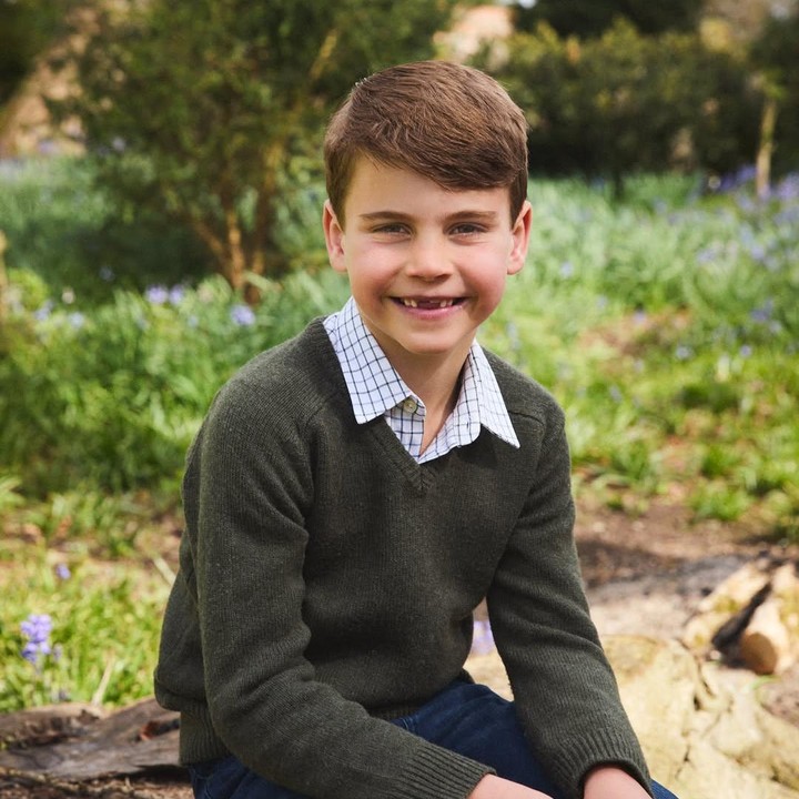 <p>Dalam rangka merayakan ulang tahun sang pangeran, Instagram resmi<em> @princeandprincessofwales</em> membagikan potret Louis dan sebuah video pendek. Di sini, dirinya terlihat tampan mengenakan kemeja kotak-kotak dengan sweater dan celana jeans. (Foto: Instagram: @princeandprincessofwales)</p>