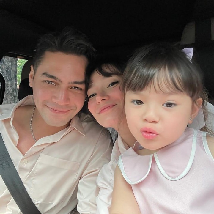 <p>Pasangan muda artis Asmirandah dan Jonas Rivano akhirnya dikaruniai anak pertama lewat program bayi tabung setelah tujuh tahun menanti. Kini, mereka sering habiskan waktu akhir pekan bareng Si Kecil yang menggemaskan, Bunda! (Foto: Instagram@asmirandah89)</p>