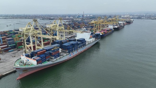 PT Pelindo Terminal Petikemas mencatat pertumbuhan arus peti kemas sebesar 6,57 persen pada periode triwulan I 2025 dibandingkan dengan periode yang sama 2024.