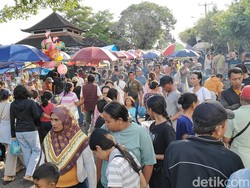 Umanis Galungan, Pasar Dadakan di Taman Ayun Mengwi Diserbu Pengunjung