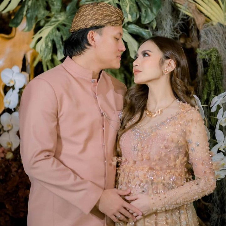 <p>Penyanyi Mahalini tampil menawan dalam kebaya adat Sunda berwarna cokelat saat tasyakuran 7 bulan kehamilannya. Model kebaya khusus untuk ibu hamil ini bahkan berhasil menarik banyak pujian dari netizen, lho, Bunda! (Foto: Instagram @mahaliniraharja)</p>