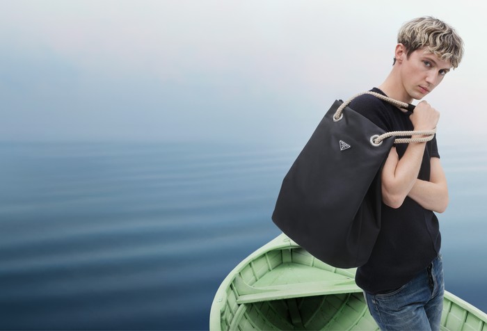 Perahu kayu khas Italia, gozzo, serta rona gradasi yang mengaburkan batas antara laut dengan langit jadi latar indah yang diangkat untuk merepresentasikan elemen musim panas/ Foto: Dok. Prada/Oliver Hadlee Pearch
