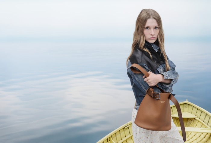 Bukan cuma rasa tenang dan damai yang jadi unsur memikat kampanye kali ini, tapi juga para figur publik yang menghiasinya. Kendall Jenner, Troye Sivan, dan Hunter Schafer masuk deretan model yang menampilkan musim panas ala Prada/ Foto: Dok. Prada/Oliver Hadlee Pearch