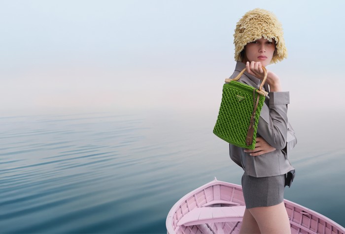 Bersama dengan itu, mereka memperkenalkan koleksi Prada Summer 2025 yang sama vibrant dengan warna perahu yang dinaikinya. Cropped blouse, shorts, denim jacket, dan sejumlah tas yang identik dengan liburan musim panas, seperti Prada Mariner bucket bag dan tas Prada Galleria motif sapi, mengisi koleksi kali ini/ Foto: Dok. Prada/Oliver Hadlee Pearch