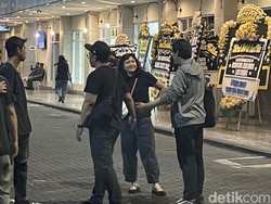 Keluarga dan Sahabat Menanti Jenazah Ricky Siahaan di Rumah Duka