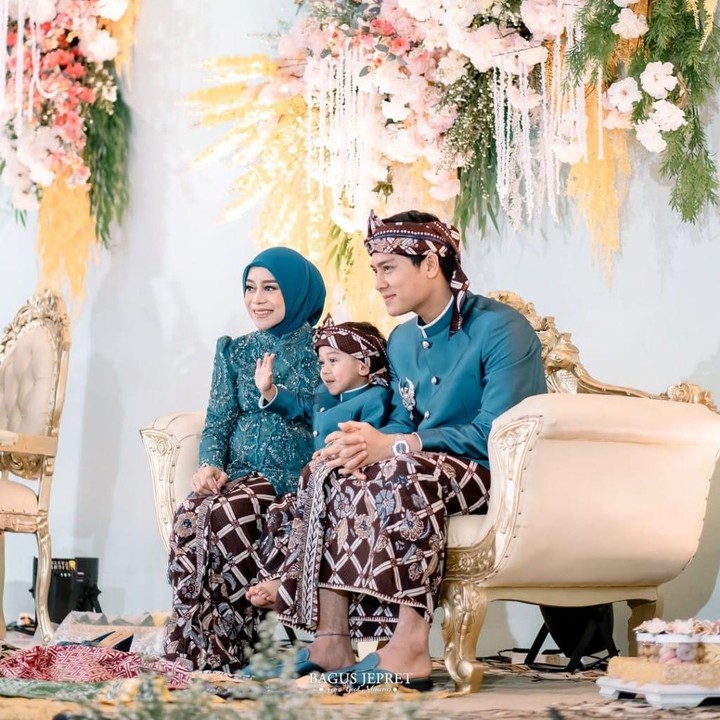 <p>Sebelum melahirkan anak keduanya, Lesti Kejora sempat menggelar acara tasyakuran kehamilan dengan tiga model kebaya. Salah satunya adalah kebaya adat Sunda berwarna biru kehijauan yang bikin ibu hamil tampil anggun dan elegan. (Foto:Instagram@lestikejora)</p>