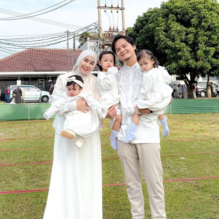 <p>Setelah empat tahun menanti dan tiga kali gagal program bayi tabung, pasangan Anisa Rahma dan Anandito Dwis dikaruniai anak kembar. Tak lama berselang, Anisa kembali hamil dan melahirkan putri ketiga yang menggemaskan. (Foto: Instagram @anisarahma_12)</p>