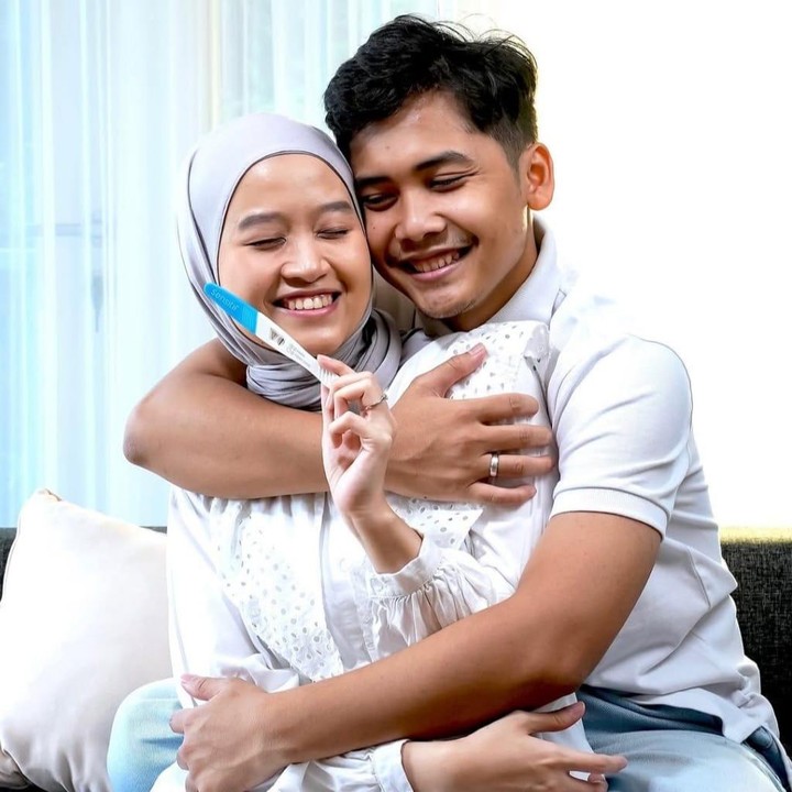 <p>Setelah hampir tiga tahun menikah, pasangan muda artis Bintang Emon dan Alca Octaviani akhirnya dikaruniai kehamilan pertama. Momen manis yang dinanti ini bikin banyak yang ikut bahagia, ya Bunda! (Foto: Instagram @bintangemon)</p>