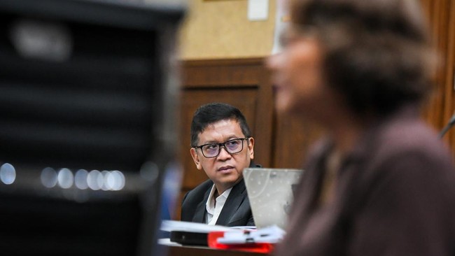 Jaksa KPK mencecar Riezky Aprilia soal pertemuannya dengan Saeful Bahri terkait permintaan pengunduran diri dari Hasto Kristiyanto dalam sidang kasus suap.