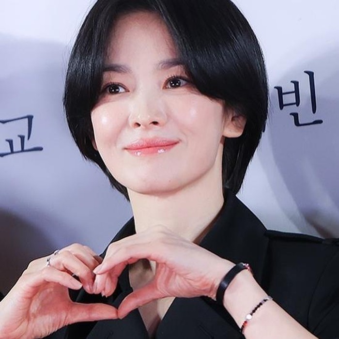 Di awal 2025, Song Hye Kyo memamerkan potongan rambut classic bob yang membuatnya terlihat fresh dan kian awet muda.