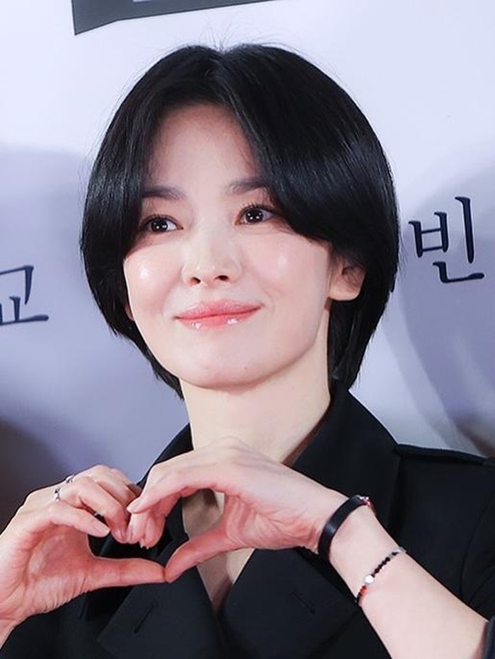 Untuk transformasi gaya rambut yang lebih drastis, kamu juga bisa mencoba bob hair ala Song Hye Kyo dengan detail short curtain bangs di bagian depan./ Foto: instagram.com/kyo1122