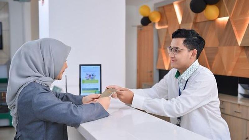 Berburu emas yang menjadi fenomena di masyarakat belakangan ini berdampak terhadap lonjakan permintaan emas di pasaran