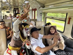 Tari Beksan Wanara Hibur Penumpang KA Bandara YIA di Hari Angkutan Nasional